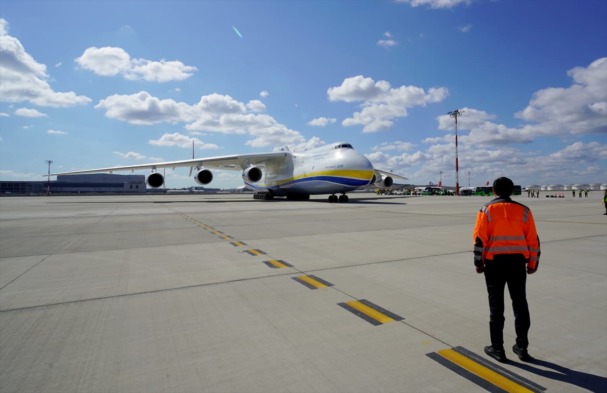 Dünyanın en büyük kargo uçağı İstanbul Havalimanı'nda