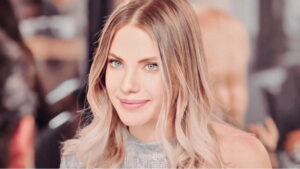 Fox TV ekranlarında yayımlanan “Yasak Elma” dizisinde oynadığı “Yıldız” rolüyle