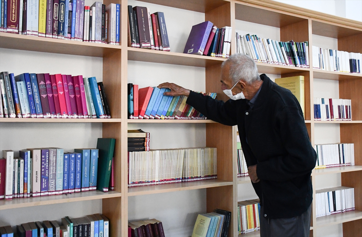 Edebiyat kentinin 79 yaşındaki “kitap kurdu” öğrencilere örnek oluyor