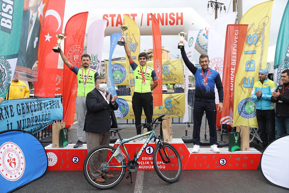 Edirne'de 12. Cumhuriyet Kupası Bisiklet Yol Yarışı düzenlendi