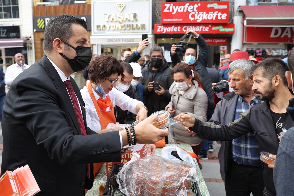 Edirne'de vatandaşlar festivale kabak tatlısı ikramıyla davet edildi