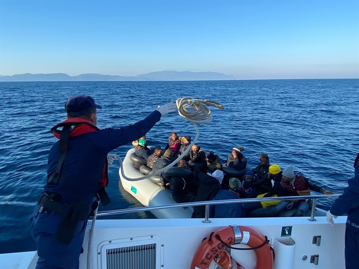 Ege Denizi'nde Türk kara sularına itilen lastik botlardaki 79 düzensiz göçmen kurtarıldı