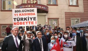 - "Buradaki mücadele çok büyük. Evlatlarını aramak için bu yola