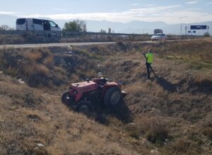 ERZİNCAN (AA) – Erzincan'da sulama kanalına devrilen traktörün sürücüsü hayatını