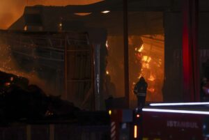 İSTANBUL (AA) – Esenyurt'ta ambalaj fabrikasında çıkan yangına itfaiye ekipleri