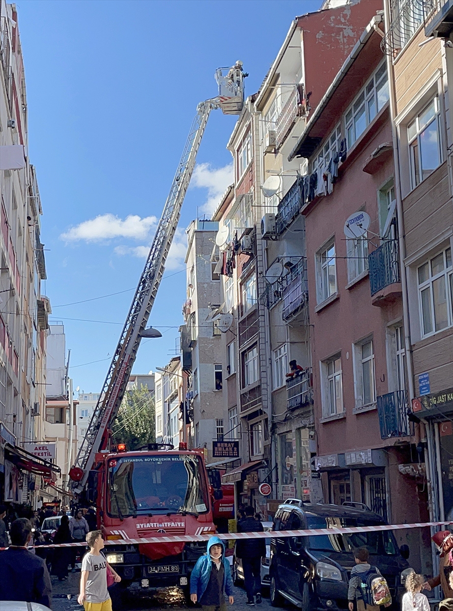 İSTANBUL (AA) – Fatih'te 6 katlı bir binanın çatı katında