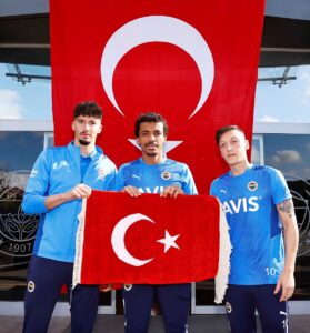 İSTANBUL (AA) – Fenerbahçe Futbol Takımı'nın kaptanları Mesut Özil, Luiz