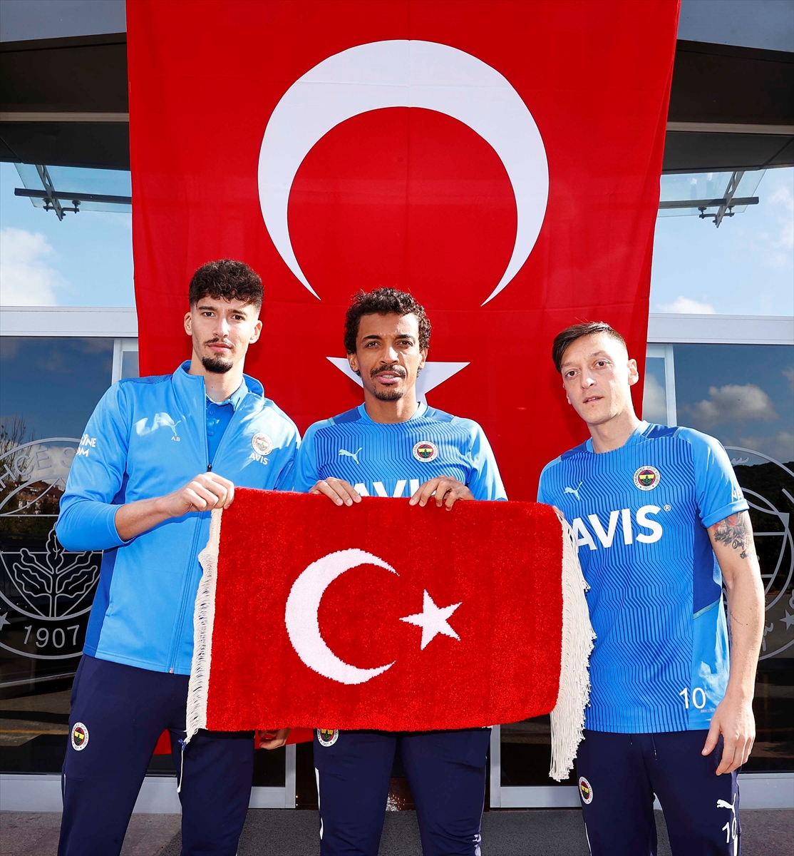 İSTANBUL (AA) – Fenerbahçe Futbol Takımı'nın kaptanları Mesut Özil, Luiz