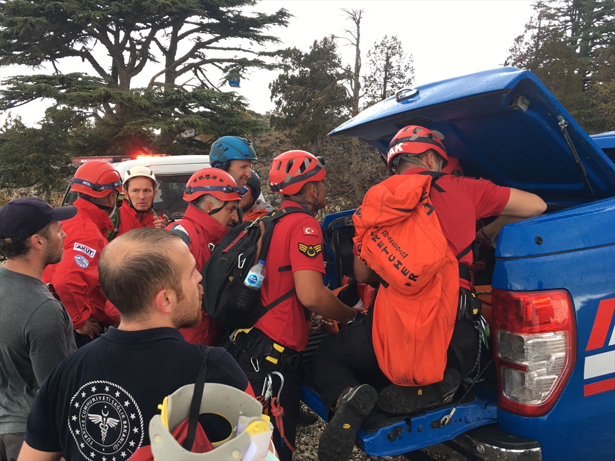 Fethiye'de kayalık alana düşen Rus yamaç paraşütü pilotu kurtarıldı