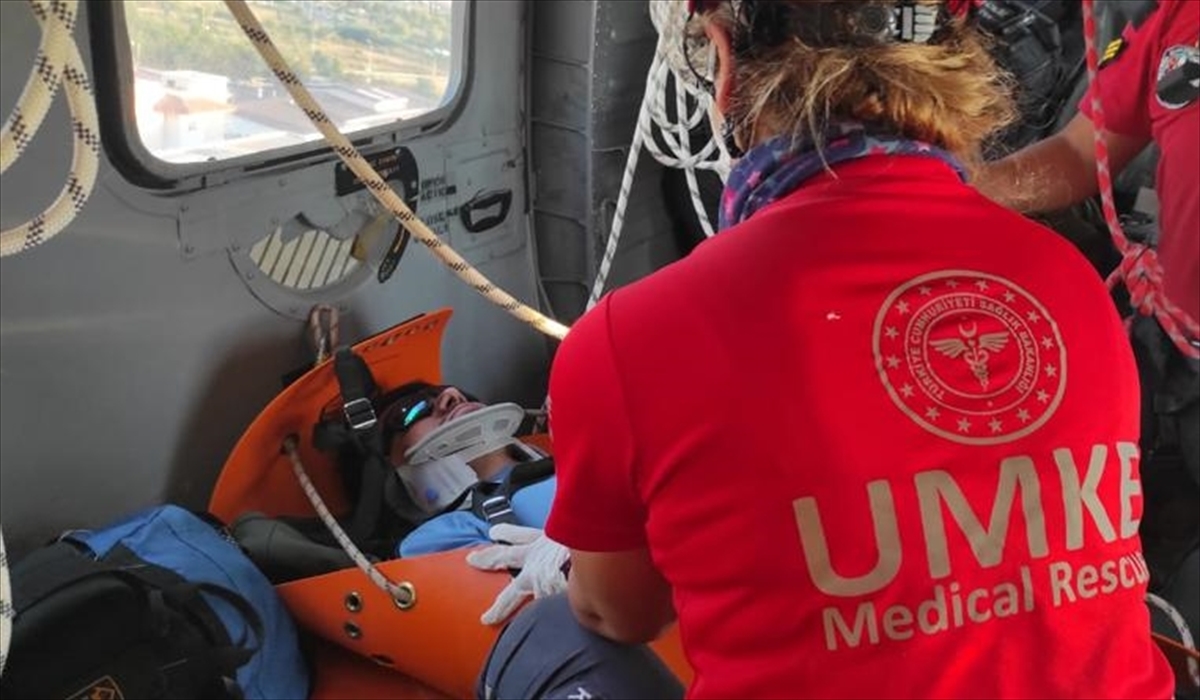 Fethiye'de kayalıklara düşen yamaç paraşütçüsü helikopterle kurtarıldı