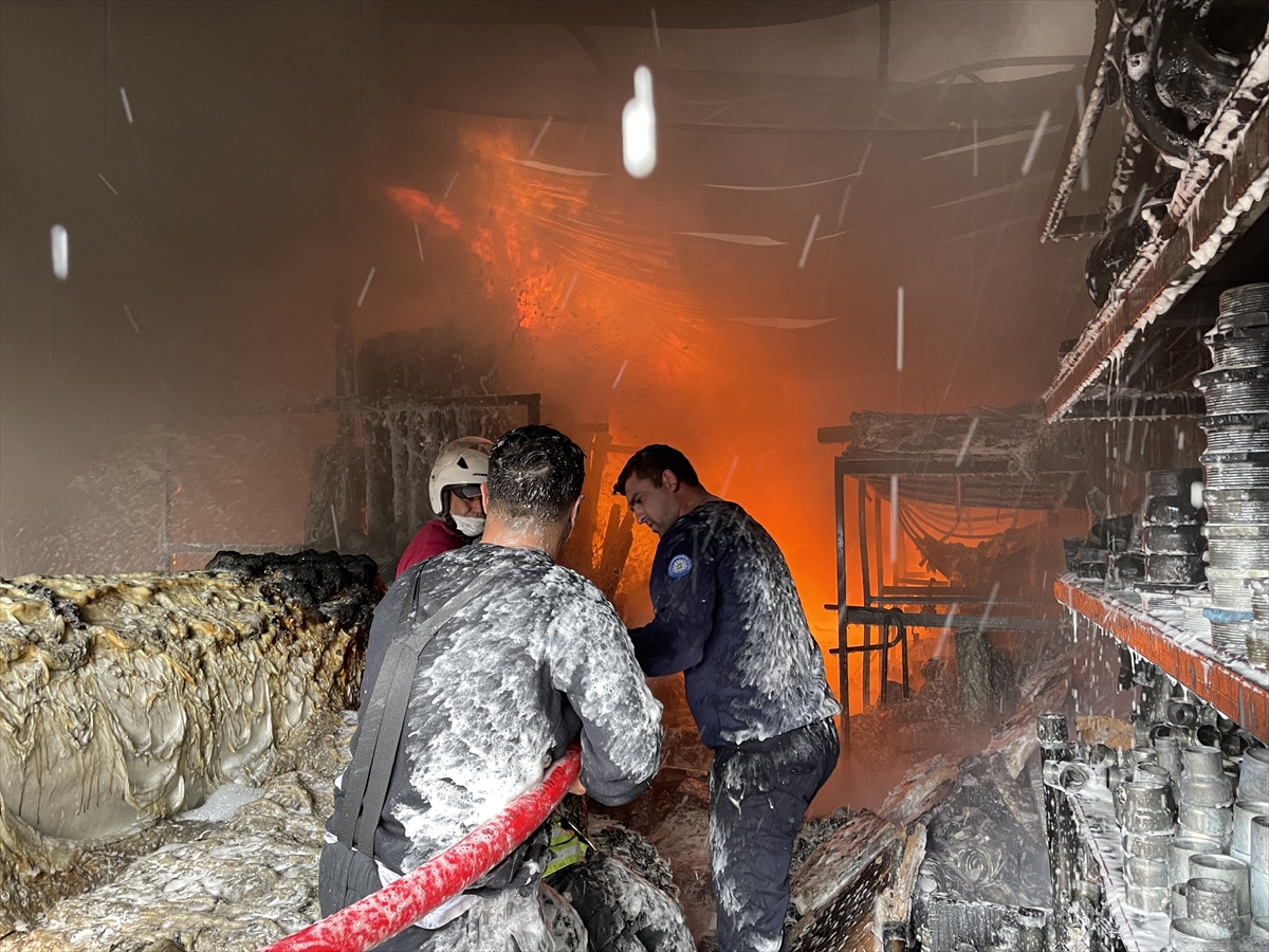 Fethiye'de sera naylonu satan iş yerinde çıkan yangın söndürüldü