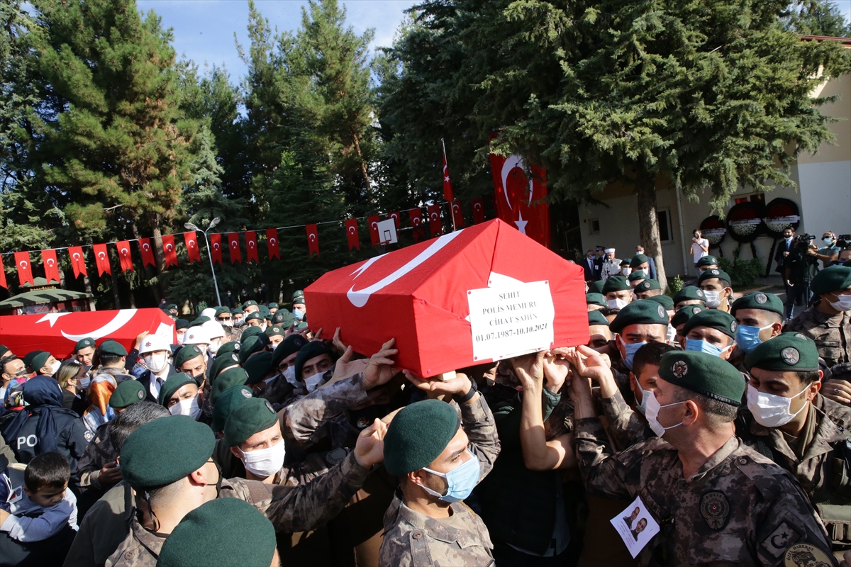Fırat Kalkanı Harekatı bölgesinde şehit olan iki polis için Gaziantep'te tören düzenlendi