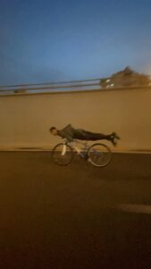 GAZİANTEP (AA) – Gaziantep'te trafikte bisikletlerinin üzerine uzanarak ilerleyen 3