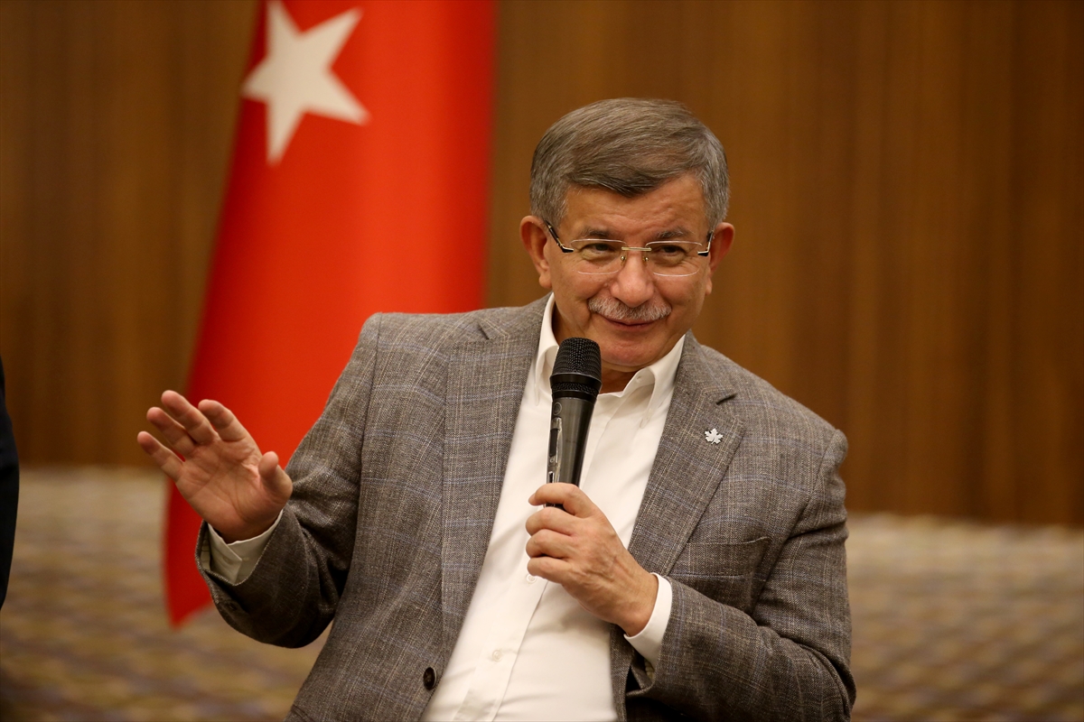 Gelecek Partisi Genel Başkanı Davutoğlu, Kayseri'de gençlerle buluştu