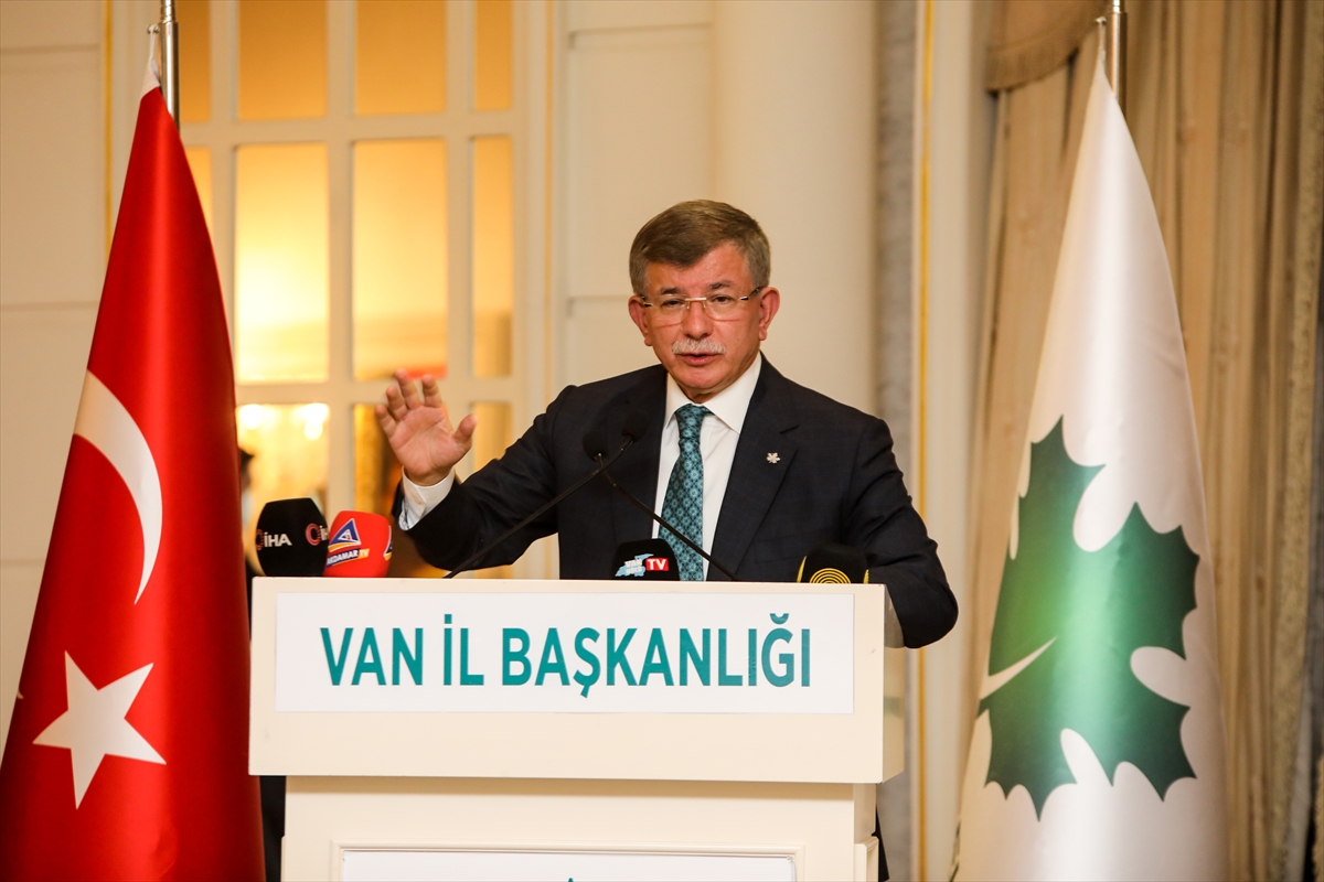 Gelecek Partisi Genel Başkanı Davutoğlu, Van'da