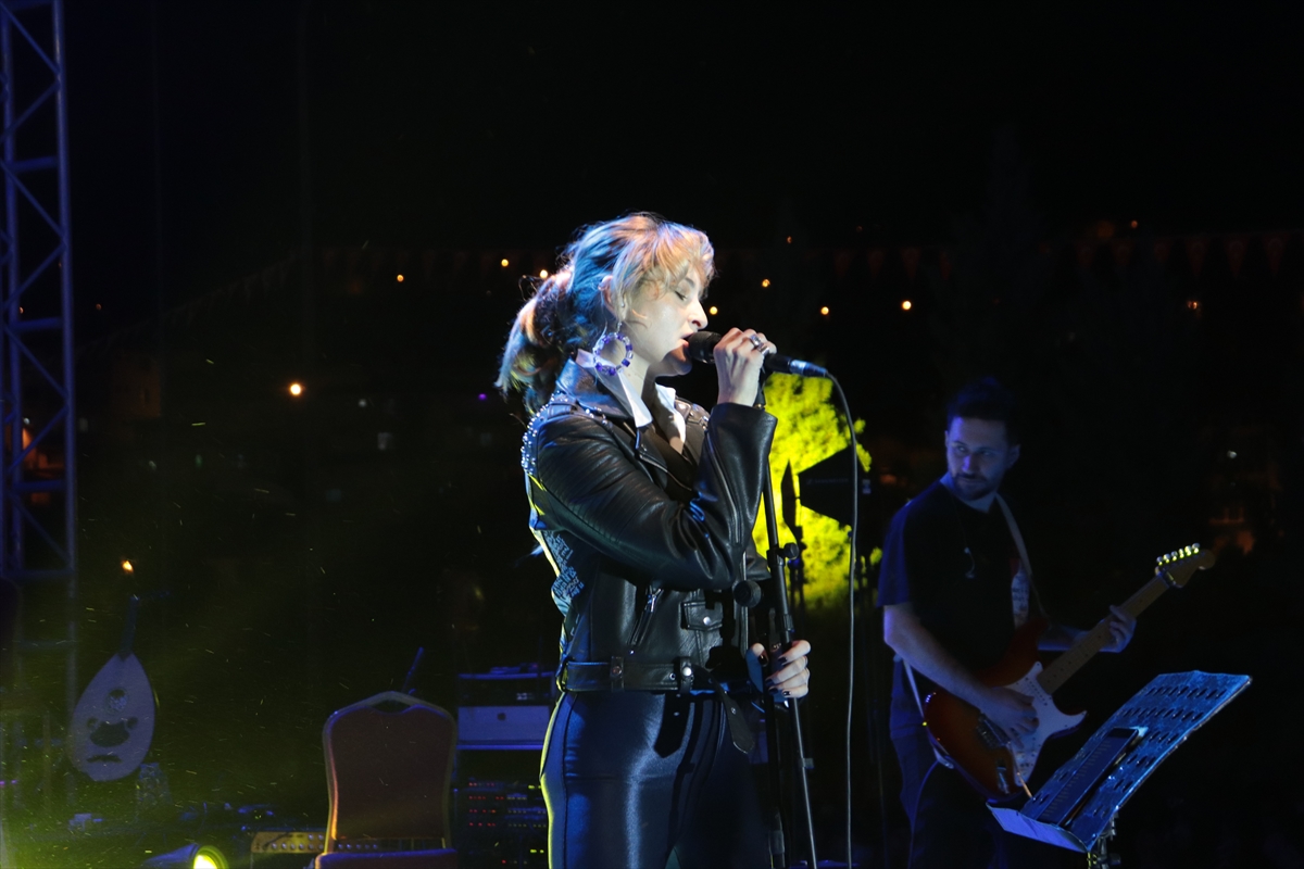 Güliz Ayla ve Mustafa Ceceli, Hatay’da konser verdi