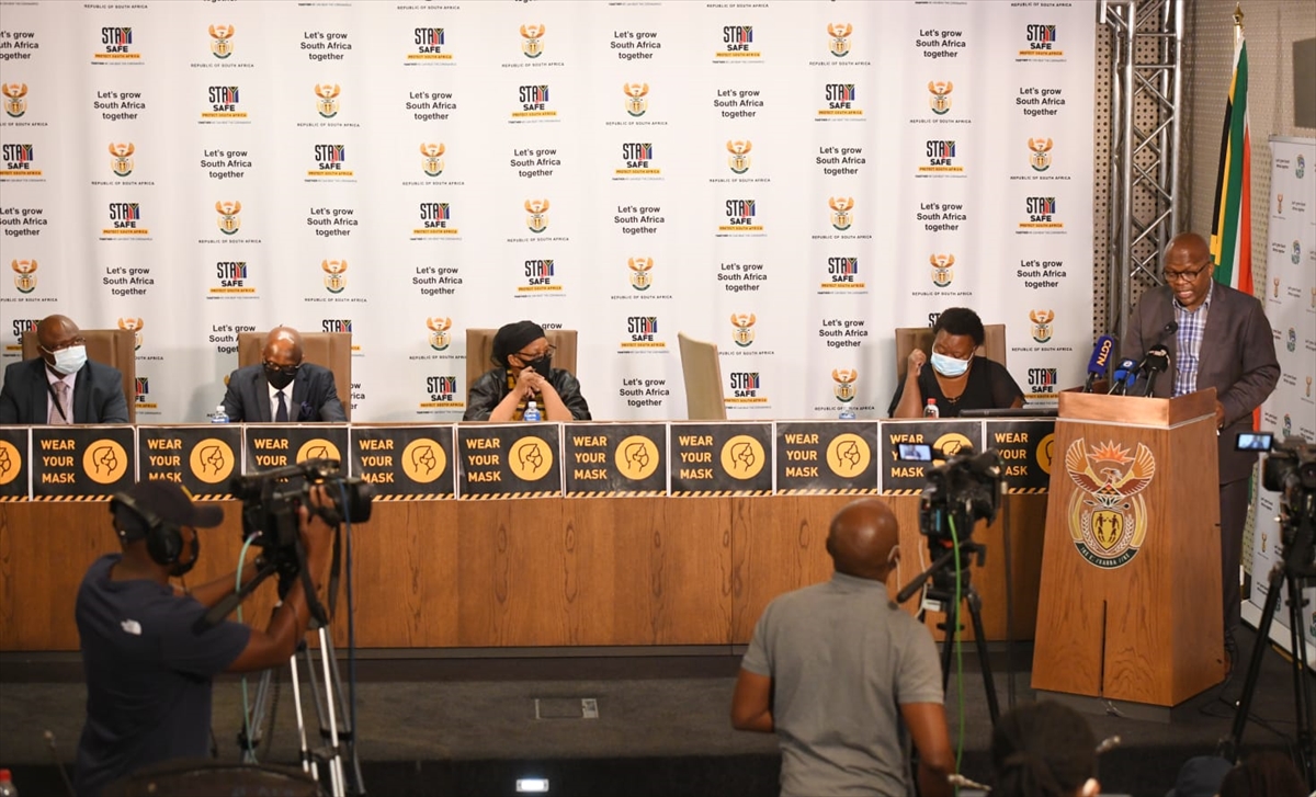 Güney Afrika'da Apartheid gazilerinin rehin aldığı bakanlar basın toplantısı düzenledi: