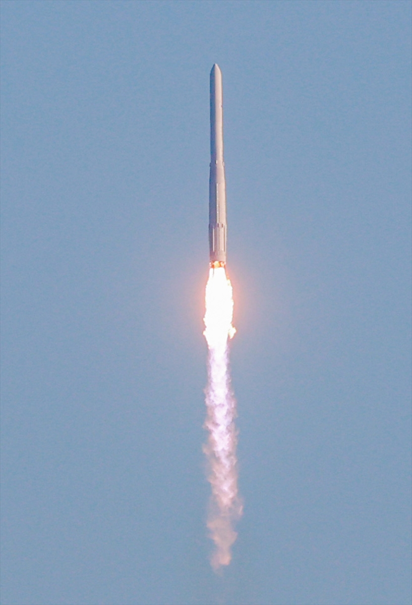 Güney Kore ilk yerli roketi “Nuri”yi uzaya fırlattı