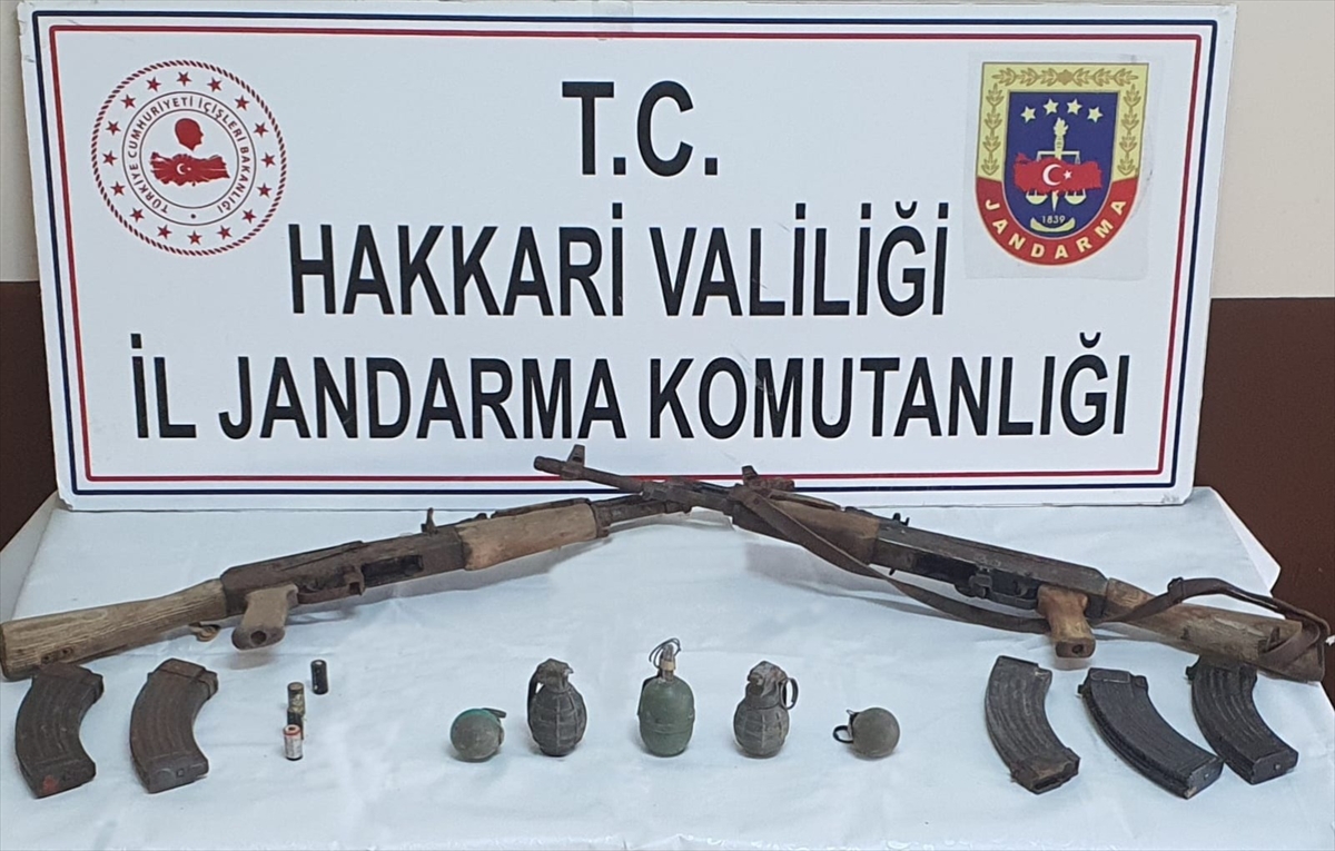 Hakkari'de mağaraya gizlenmiş silah ve el bombaları ele geçirildi