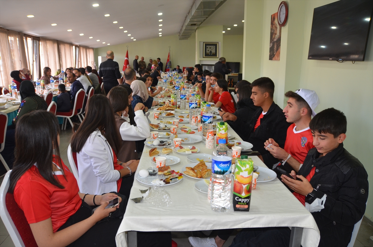 Hakkarili 40 öğrenci 4 günlük gezi için Ankara'ya gönderildi