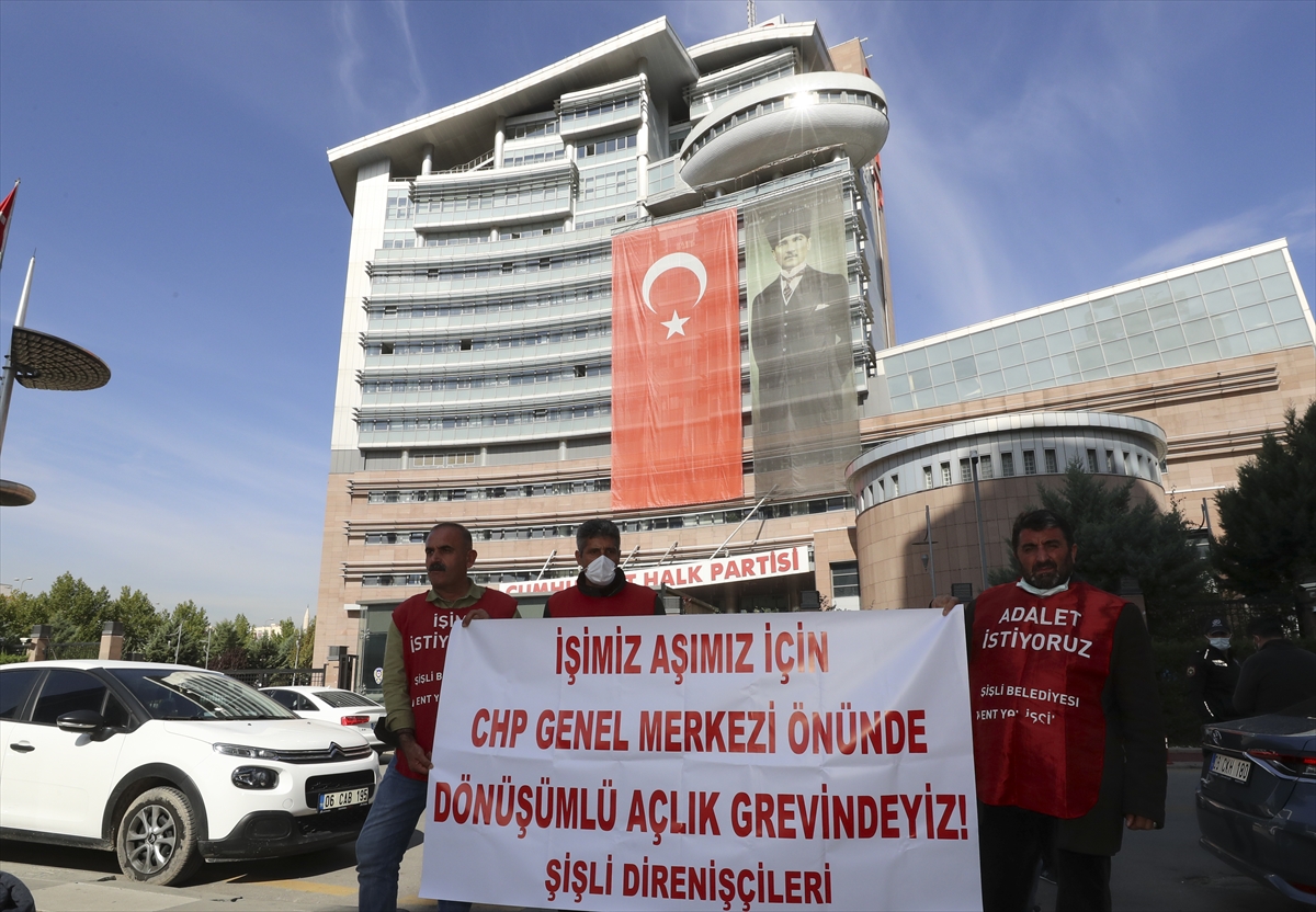 Haksız yere işten çıkarıldığını öne süren 3 işçi, CHP önünde dönüşümlü açlık grevi başlattı