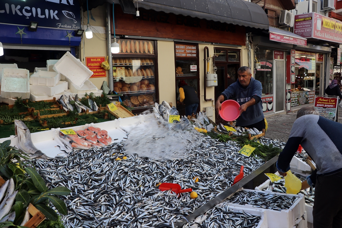 Hamsi bolluğu tezgahlarda fiyatlara yansıdı