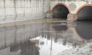 - Vatandaşlar, Haramidere'de oluşan kirlilik, kötü koku ve suyun rengindeki