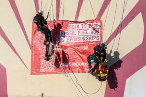 ROTTERDAM (AA) – Hollanda'nın liman kenti Rotterdam'da, Greenpeace üyeleri, petrol