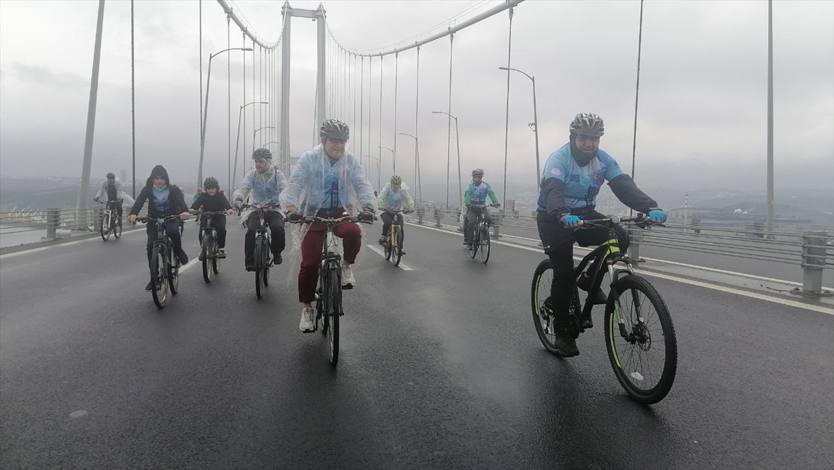 İklim değişikliğine dikkati çekmek için Osmangazi Köprüsü'nde pedal çevirdiler