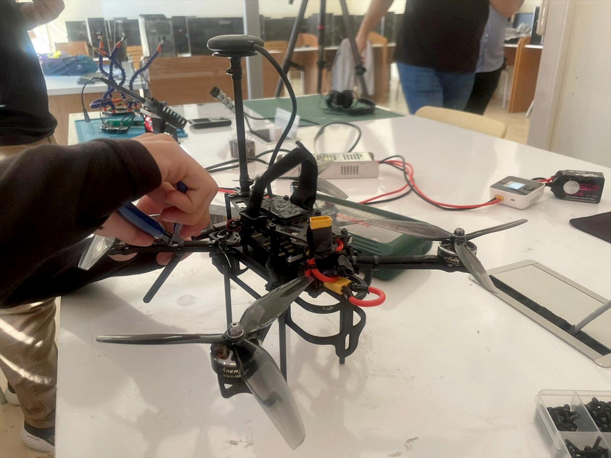 İmam Hatipli öğrenciler piyasanın en hızlı dronlarından birini yaptı