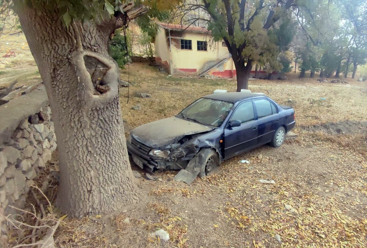 Isparta'da ağaca çarpan otomobildeki sürücü öldü, eşi yaralandı