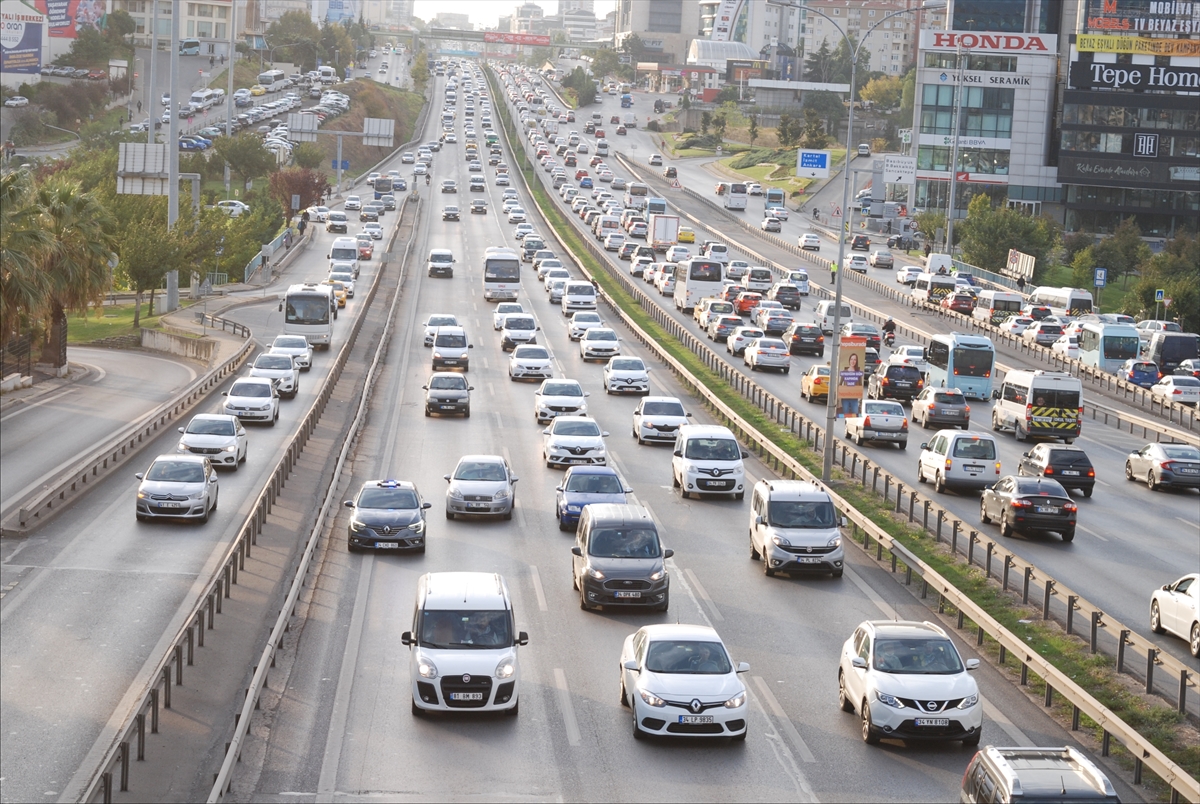 İstanbul'da trafik yoğunluğu yaşanıyor