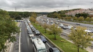 İSTANBUL (AA) – İstanbul'da, sabah saatlerinde trafik yoğunluğu yaşanıyor. Kentte