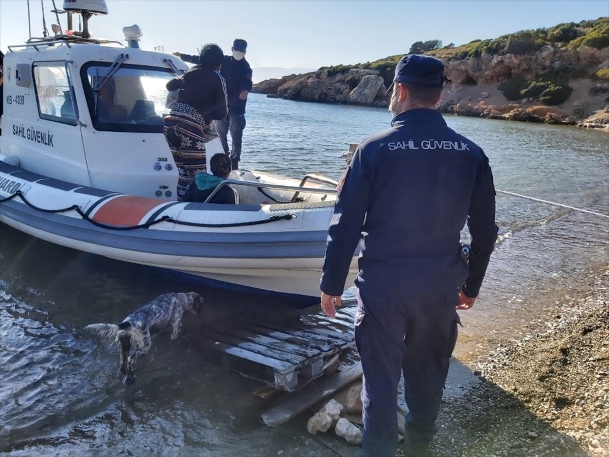 İzmir açıklarında Türk kara sularına geri itilen 4 düzensiz göçmen kurtarıldı