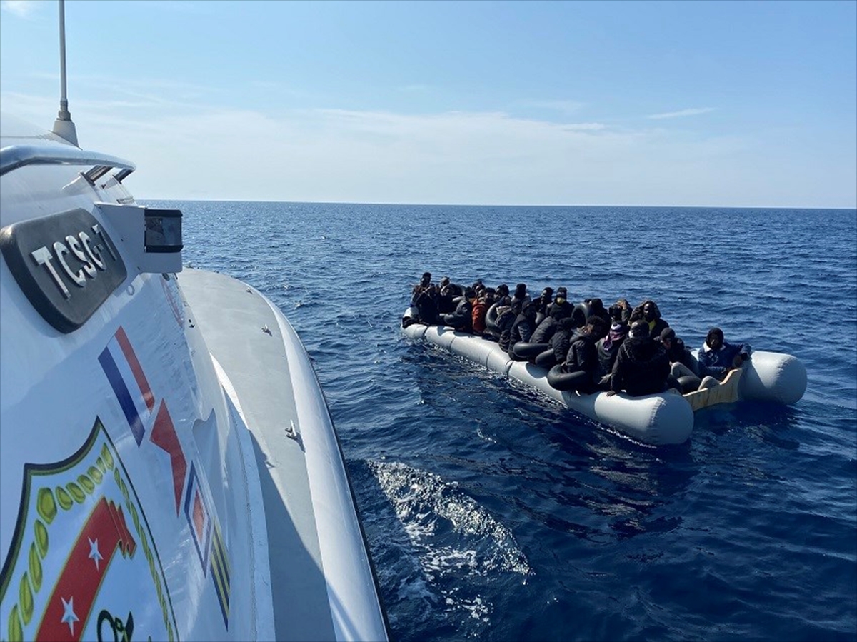 İzmir açıklarında Türk kara sularına itilen 100 düzensiz göçmen kurtarıldı