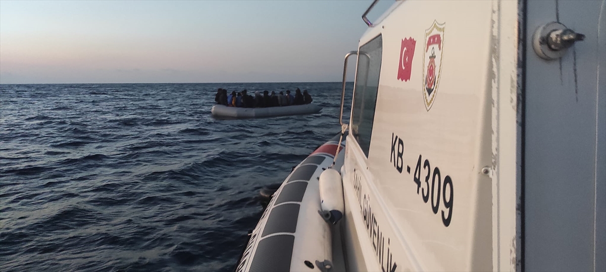 İzmir açıklarında Türk kara sularına itilen 25 düzensiz göçmen kurtarıldı