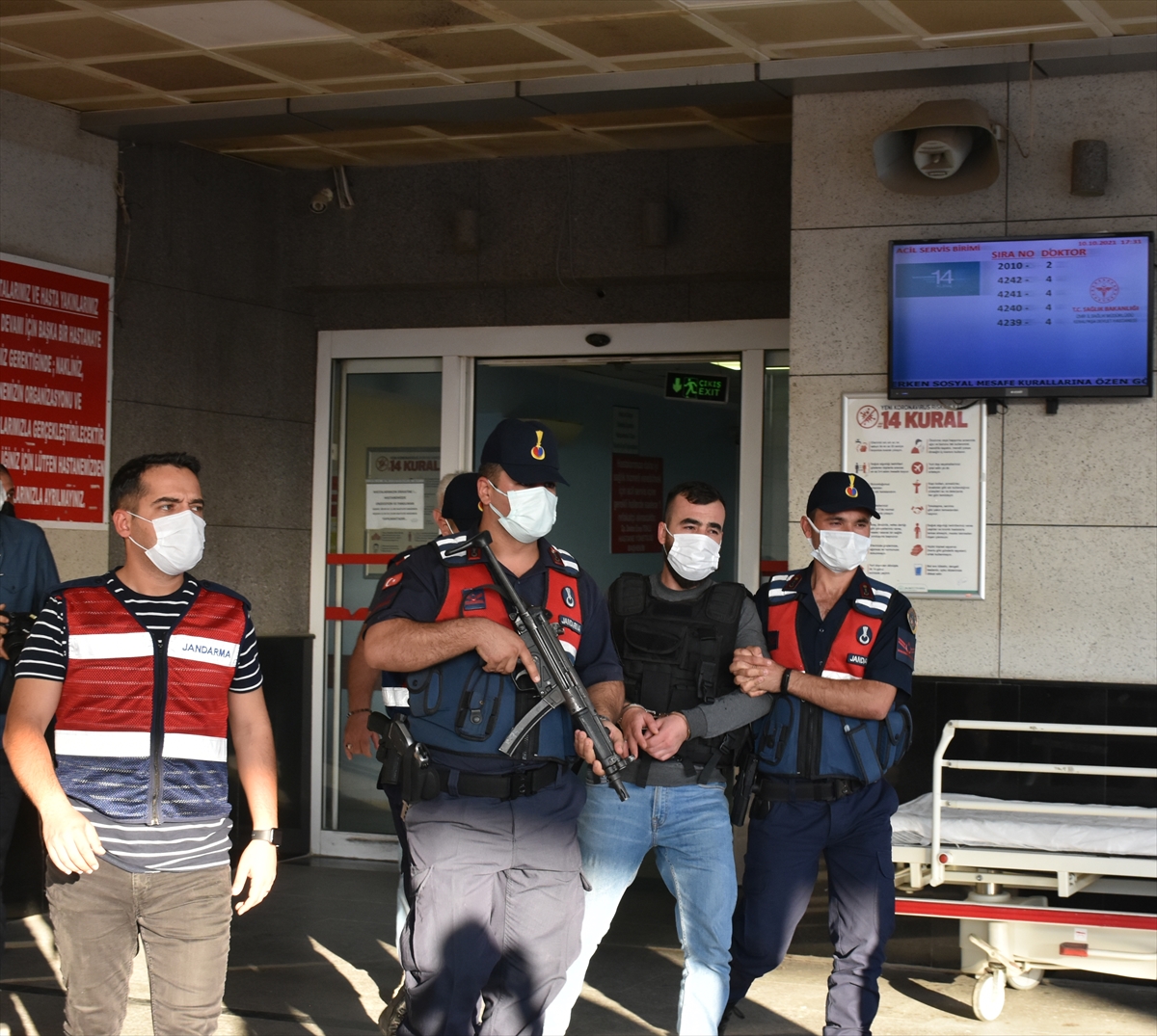 İzmir'de 1 kişinin yaralandığı silahlı saldırıyla ilgili 2 kişi tutuklandı