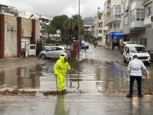 İZMİR (AA) – İzmir'de etkili olan kuvvetli sağanak ve zaman