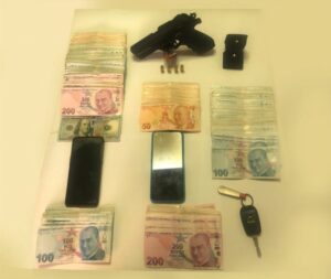 İZMİR (AA) – İzmir'de, otomobil almak için kente gelen 2