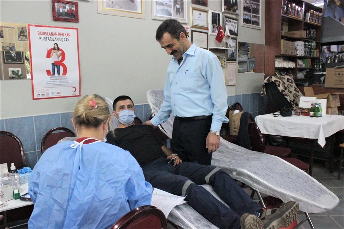 İzmirli kahvehaneci iş yerinde 17'nci kan bağışı kampanyasını düzenledi
