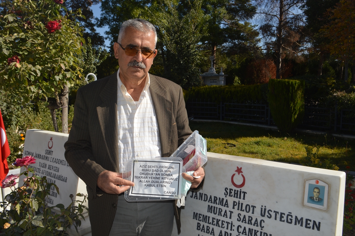 Şehit kabirlerinin üzerine dua kitabı koyan liseli Cansu acılı aileleri duygulandırdı