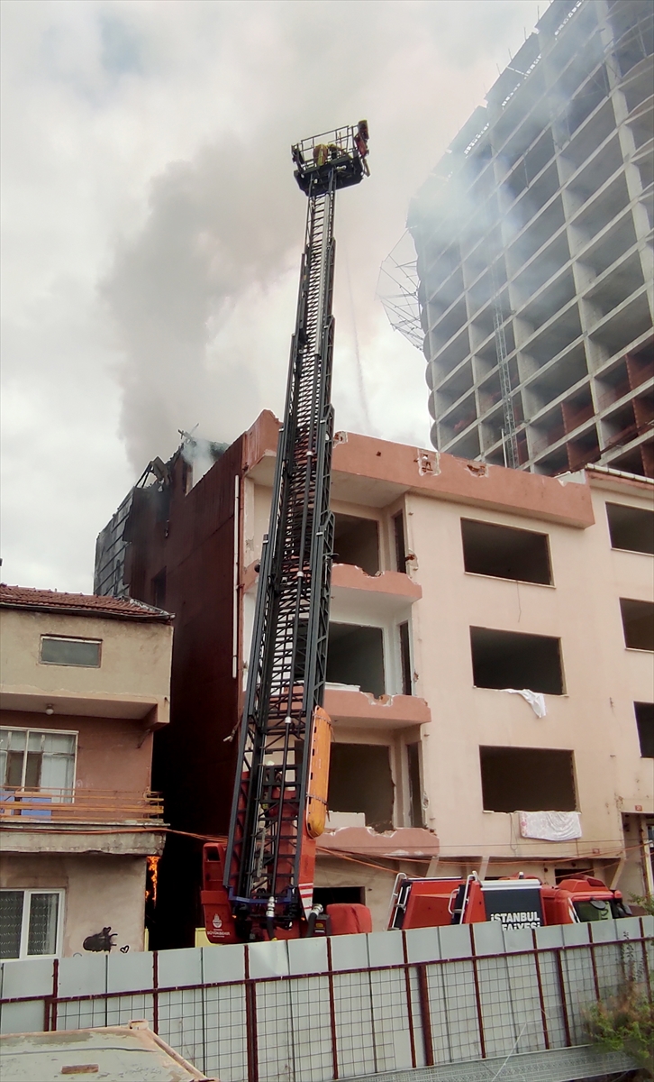 Kadıköy'de 3 katlı metruk binada çıkan yangın söndürüldü