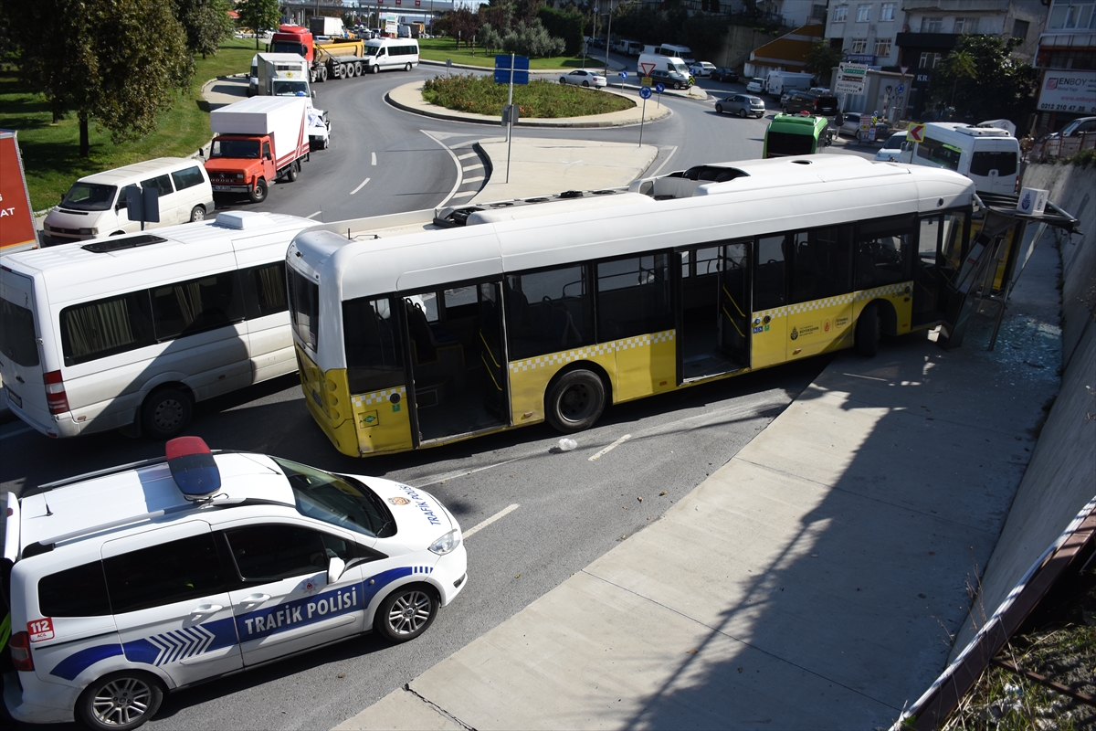 Kağıthane'de İETT otobüsü durağa çarptı