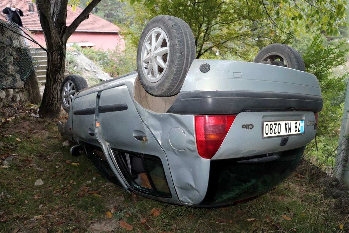 Karabük'te evin bahçesine devrilen otomobildeki 2 kişi yaralandı