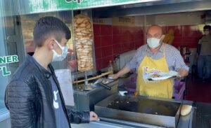 KARABÜK (AA) – Karabük'te öğrenciler, hayırseverlerin başlattığı "askıda döner" uygulaması