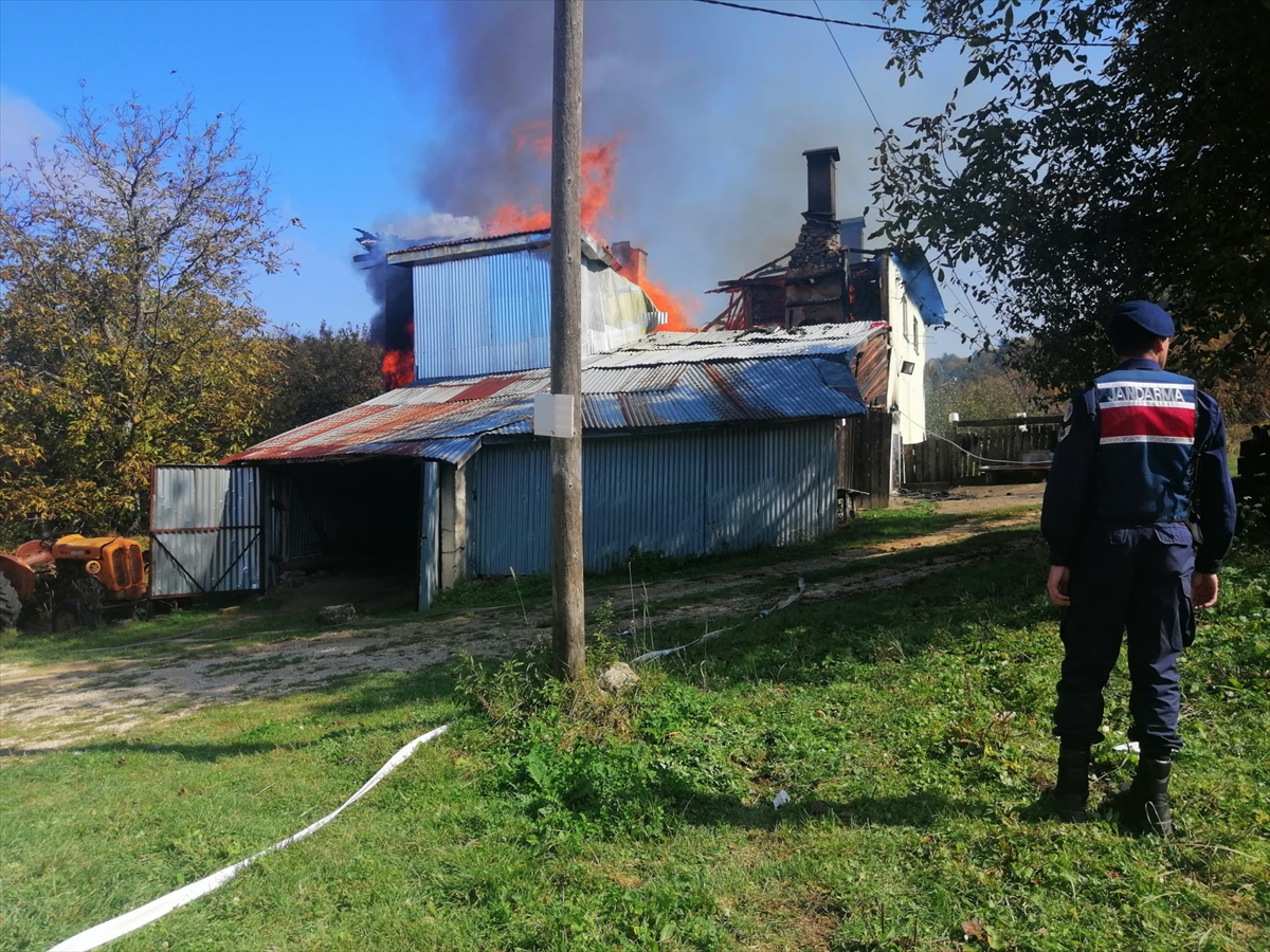 Karabük'te iki katlı ev yanarak kullanılamaz hale geldi