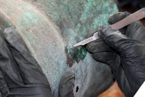 - Kazı çalışmalarında demir satır, demir yüzük, cam şişe ve