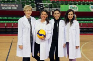 İzmir Karşıyaka’da forma giyen voleybolcular, meme kanseri farkındalığı için kadın