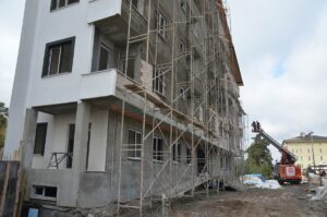 KARS (AA) – Kars'ın Sarıkamış ilçesine yiyecek bulmak için inen