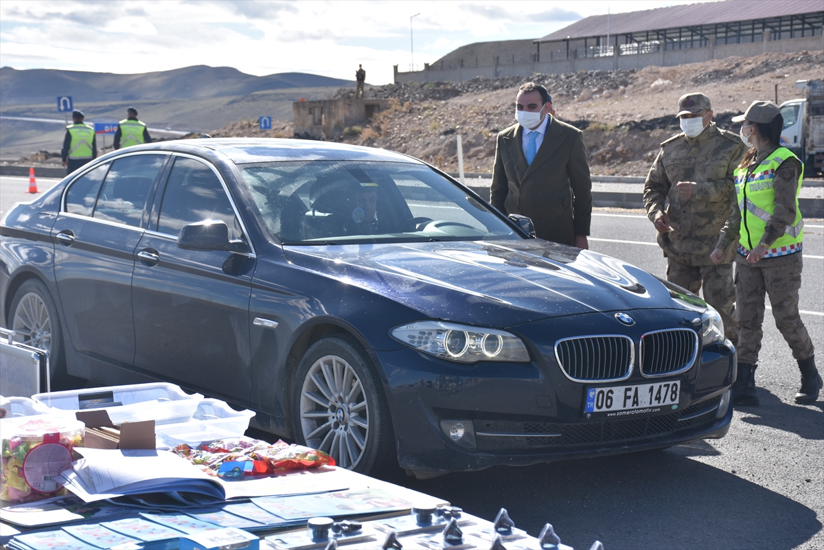 Kars'ta jandarma araç kullanırken telefonla konuşmayı önlemek için uygulama yaptı